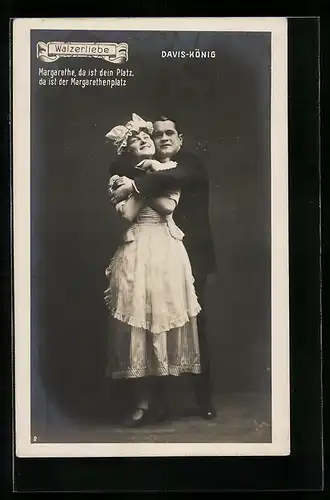 AK Darsteller Davis und König umschlungen in der Operette Walzerliebe