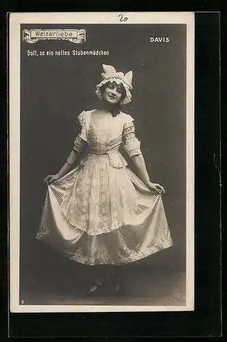 AK Darstellerin Davis als Stubenmädchen in der Operette Walzerliebe