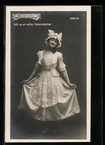 AK Darstellerin Davis als Stubenmädchen in Walzerliebe, Operette