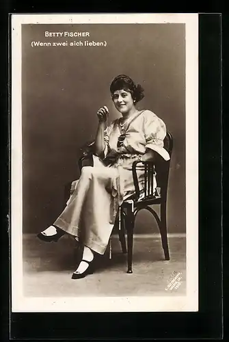 AK Darstellerin Betty Fischer im Kostüm in Wenn sich zwei lieben, Operette