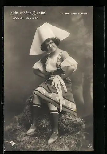 AK Operette die schöne Risette, Louise Kartousch auf einem Strohhaufen