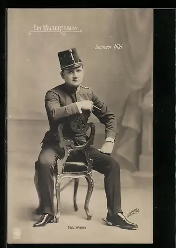 AK Darsteller Fritz Werner als Leutnant Niki in der Operette Ein Walzertraum