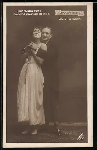 AK Darsteller Davis und Werner in der Operette Der Aushilfsgatte, eng umschlungen