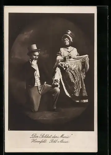 AK Darsteller Pohl-Meiser und Herrnfeld in Kostümen in der Operette Der Soldat der Marie