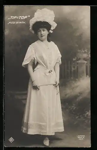 AK Darstellerin Mizzi Wirth im weissen Kleid in der Operette Tip-Top