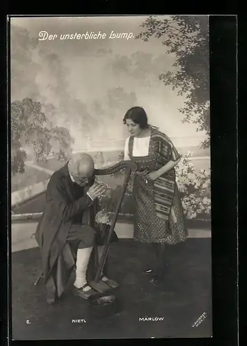 AK Darsteller Nietl mit Harfe und Marlow in Kostümen in der Operette Der Unsterbliche Lump
