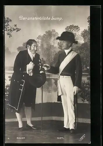 AK Darsteller Nietl und Bauer in Kostümen in der Operette Der Unsterbliche Lump