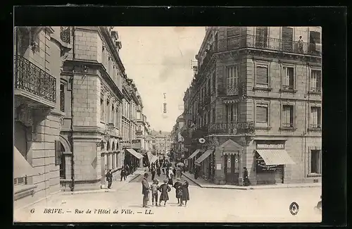 AK Brive, Rue de l`Hôtel de Ville, personnes dans la rue, la pharmacie au coin de la rue