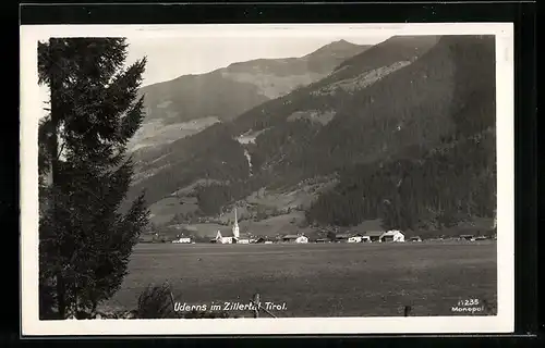 AK Uderns im Zillertal, Ortspanorama mit der Kirche