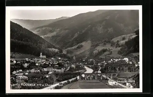 AK Landeck im Oberinntal, Generalansicht mit Eisenbahnbrücke im Vordergrund