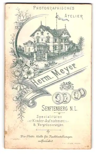 Fotografie Herm. Meyer, Senftenberg N. L., Ansicht Senftenberg N. L., das Ateliersgebäude mit Einganstor