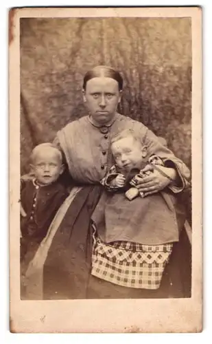 Fotografie Fotograf und Ort unbekannt, Mutter mit ihren beiden Kindern