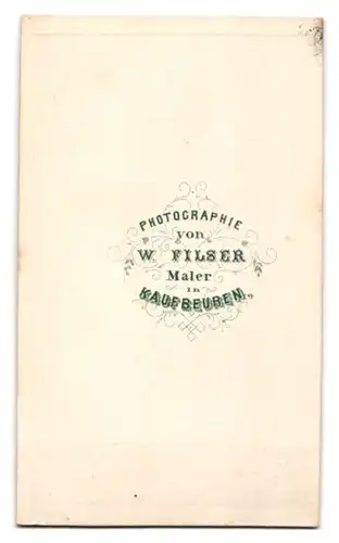 Fotografie W. Filser, Kaufbeuren, junge Frau im dunklen Kleid mit Haarschleife