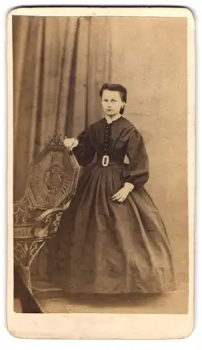 Fotografie B. Brauning, Schmölln, junges Mädchen im dunklen Biedermeierkleid