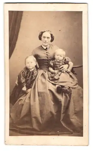 Fotografie unbekannter Fotograf und Ort, Mutter mit ihre beiden Kindern im Atelier, Mutterglück