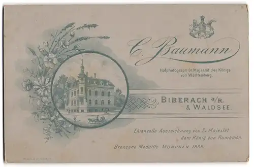 Fotografie C. Baumann, Biberach a. R., Ansicht Biberach a. R., Blick auf das Ateliersgebäude des Fotografen, Wappen