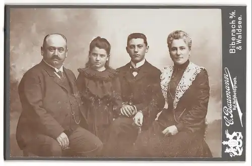 Fotografie C. Baumann, Biberach a. R., Ansicht Biberach a. R., Blick auf das Ateliersgebäude des Fotografen, Wappen