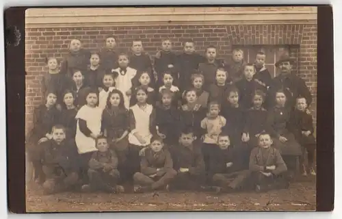 Fotografie unbekannter Fotograf, Ansicht Fischhausen / Primorsk, 2. Klasse der Stadtschule Fischhausen, 1920