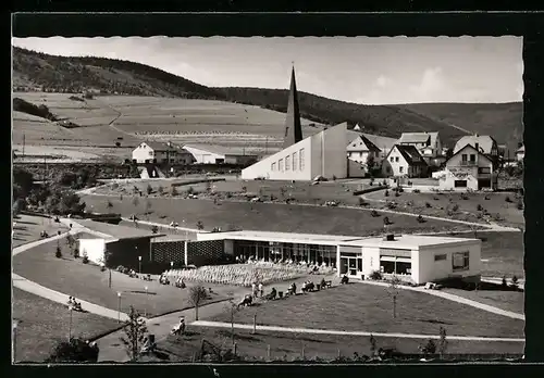 AK Willingen, Ortsansicht mit moderner Kirche