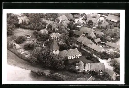 AK Neustadt-Basse, Blick auf die Kirche im Ort, Fliegeraufnahme