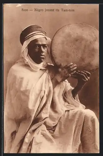 AK Negro jouant du Tam-Tam