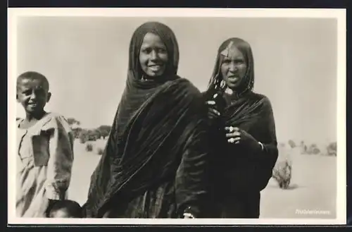 AK Nubierinnen mit einem Jungen, afrikanische Volkstypen