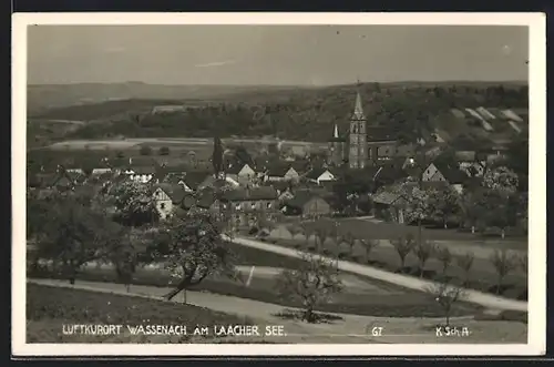 AK Wassenach am Laacher See, Totalansicht mit Kirche