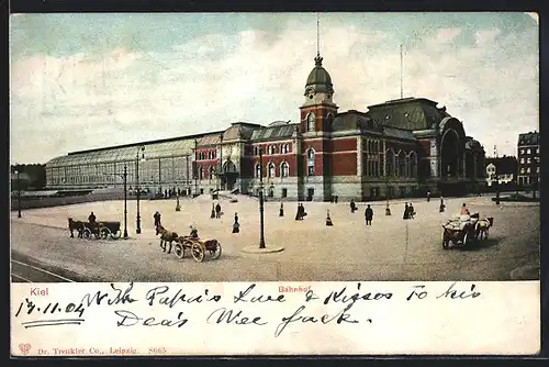 AK Kiel, Pferdekutschen vor dem Bahnhof