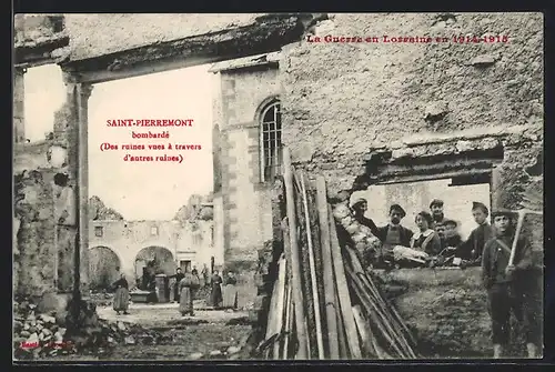 AK Saint-Pierremont, Bombarde, Des ruines vues a travers d`autre ruines