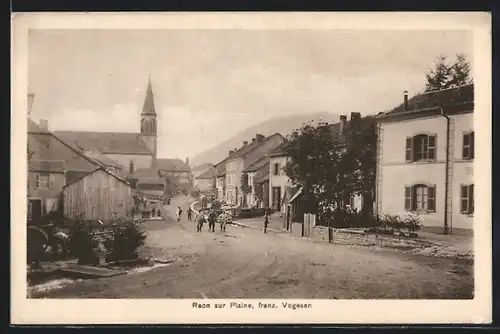 AK Raon-sur-Plaine, Ortsansicht mit Passanten