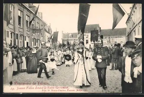 AK Furnes, Jeunes Filles devant le Saint-Sacrement