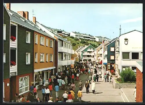 AK Insel Helgoland, Nordseebad, Hauptgeschäftsstrasse Lung Wai mit Passanten