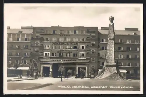 AK Wien, XX. Gemeindebau Winarskyhof in der Winarskystrasse mit Denkmal