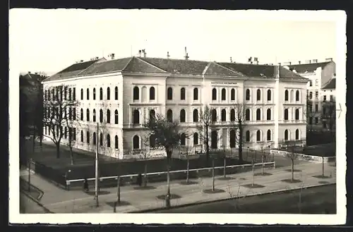 AK Wien, Hauptschule, Enkplatz 4