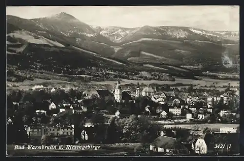 AK Bad Warmbrunn, Ortsansicht mit Riesengebirge