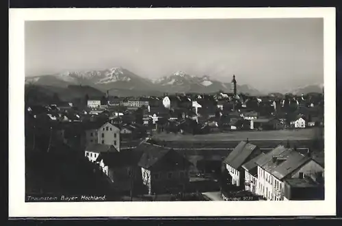 AK Traunstein /Bayer. Hochland, Teilansicht mit Bergen