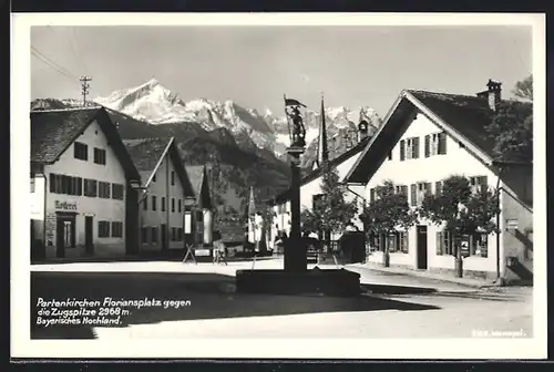 AK Partenkirchen /Bayerisches Hochland, Floriansplatz mit Molkerei gegen die Zugspitze