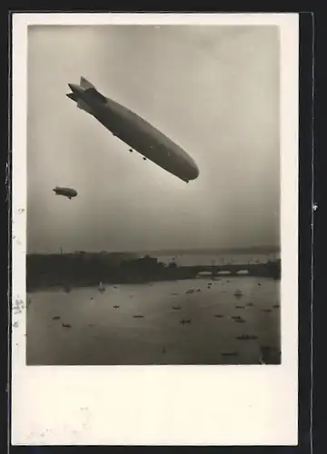 AK Hamburg, Luftschiff Zeppelin überfliegt Binnenalster
