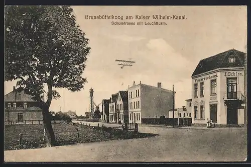 AK Brunsbüttelkoog, Schulstrasse mit Leuchtturm, Doppeldecker-Flugzeug
