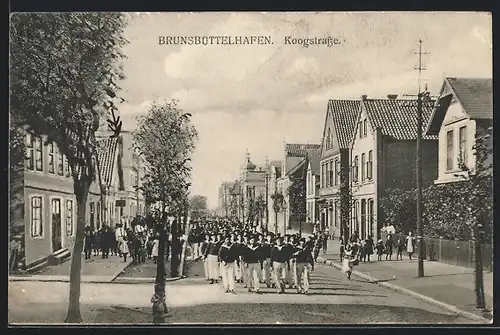 AK Brunsbüttelerhafen, Koogstrasse mit Geschäften und Matrosen