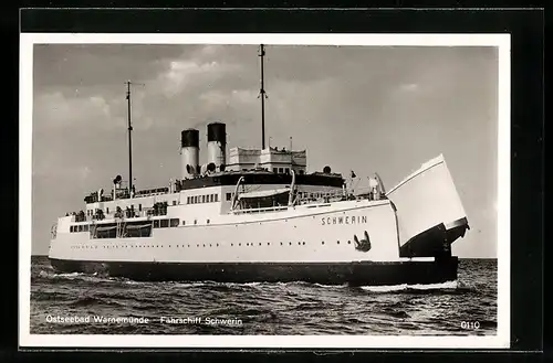 AK Warnemünde, Fährschiff Schwerin mit teilweise geöffneter Bugklappe