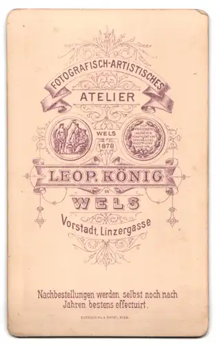 Fotografie Leop. König, Wels, Linzergasse, Kleines Kind im Kleid mit einem Buch