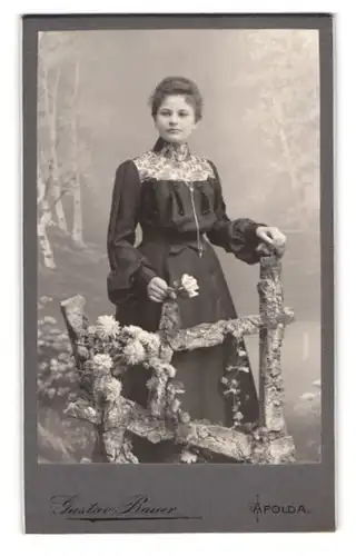 Fotografie Gustav Bauer, Apolda, Obere Bahnhof-Strasse, Junge Dame im hübschen Kleid