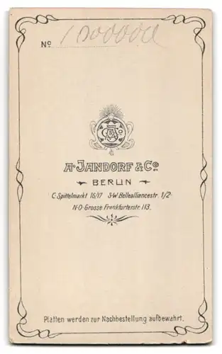 Fotografie A. Jandorf & Co., Berlin, Spittelmarkt 16-17, Bellealliancestr. 1-2, Junger Herr in eleganter Kleidung