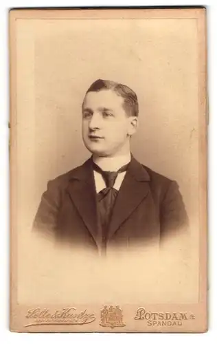 Fotografie Selle & Kuntze, Potsdam, Junger Herr im Anzug mit Krawatte