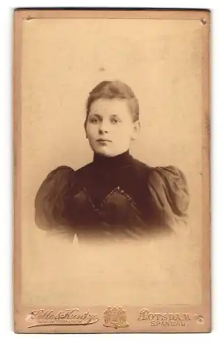 Fotografie Selle & Kuntze, Potsdam, Junge Dame in schwarzem Kleid