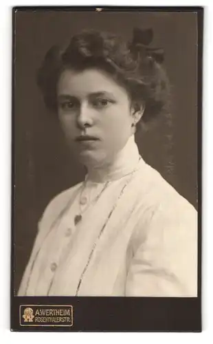 Fotografie A. Wertheim, Berlin, Rosenthalerstrasse, Junge Dame mit toupiertem Haar