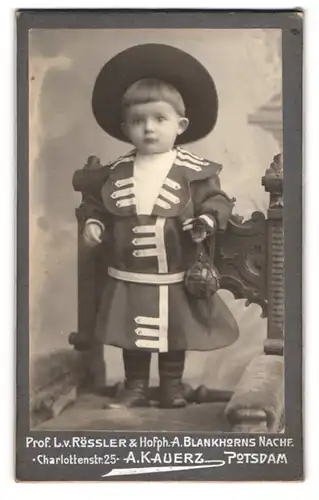 Fotografie A. Kauerz, Potsdam, Charlottenstrasse 25, Kind im Kostüm mit Hut