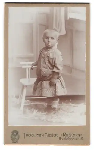 Fotografie Photograph Atelier, Potsdam, Brandenburgerstrasse 30, Kind im Kleidchen mit Stuhl