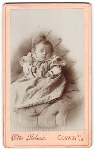 Fotografie Otto Uekerus, Coswig i. A., Baby in einem Sessel